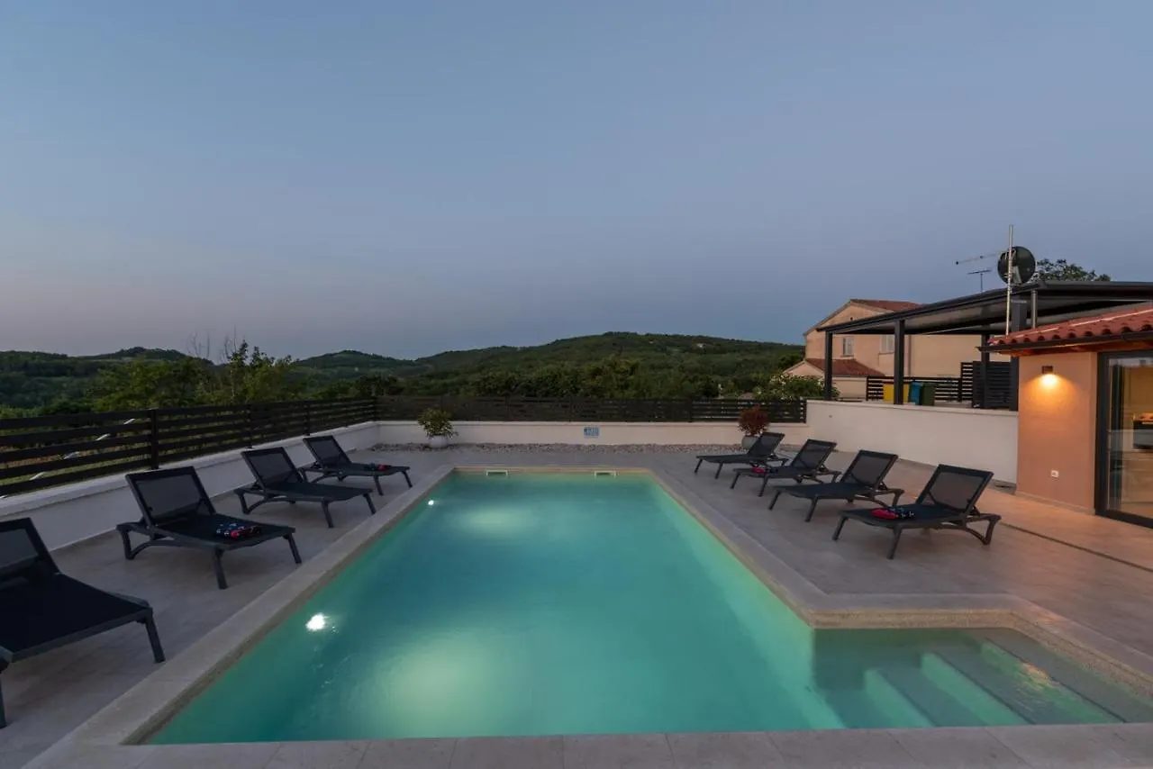 Villa Emi Karojba